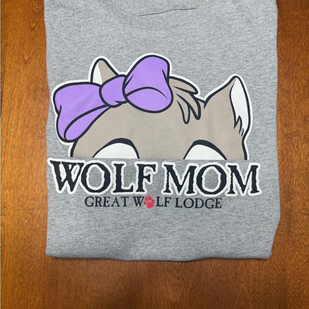 GREAT WOLF LODGE Heather Grey “Wolf Mom” Medium Tee Shirt - Short Sleeve